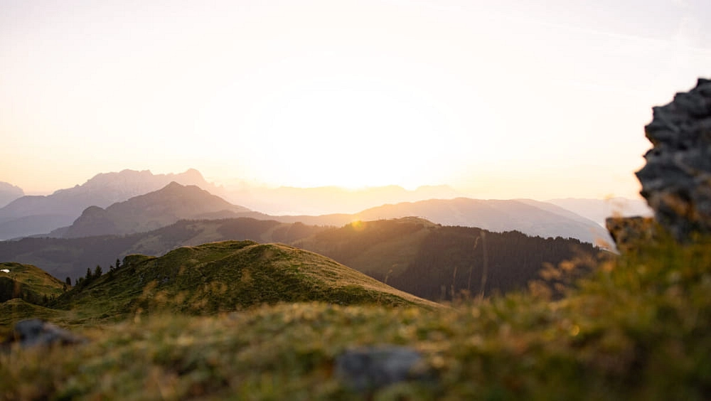 Sonnenuntergang über den Hügeln der Hochalmspitze in Saalbach-Hinterglemm
